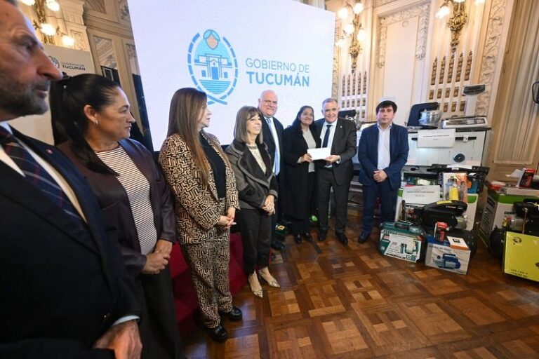 Gobernador Osvaldo Jaldo entrega herramientas y microcréditos a emprendedores en Tucumán