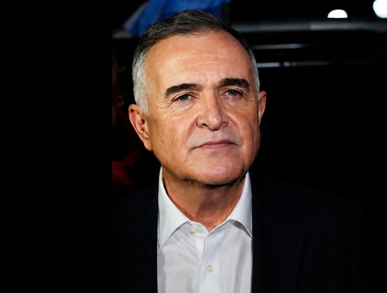 Gobernador Osvaldo Jaldo durante una conferencia de prensa