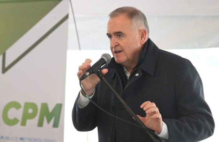 Gobernador Osvaldo Jaldo durante una conferencia de prensa