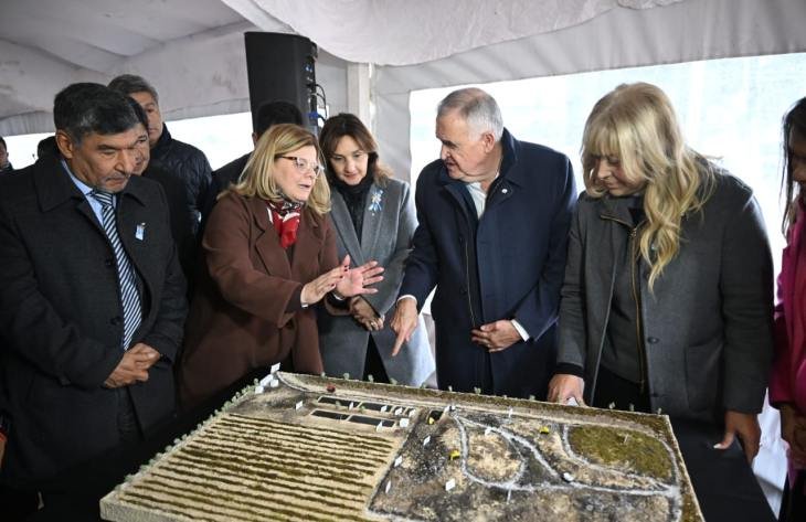 Inauguración de la celda L en Overo Pozo con autoridades provinciales y municipales