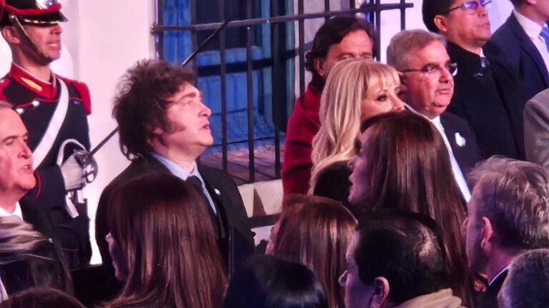 Javier Milei y Victoria Villarruel sentados en primera fila durante el acto en la Casa Histórica de Tucumán