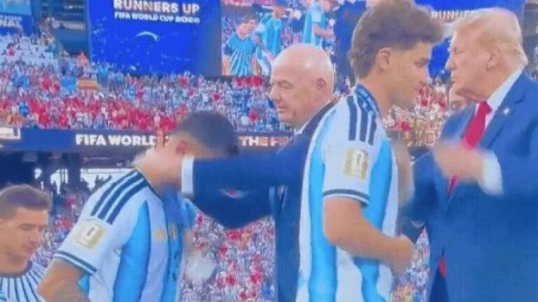 Cristian Romero y Lisandro Martínez en la ceremonia de premiación del Mundial