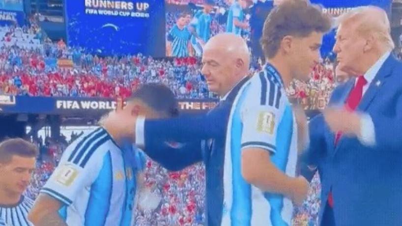 Cristian Romero y Lisandro Martínez en la ceremonia de premiación del Mundial
