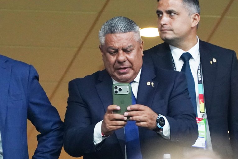 Claudio Chiqui Tapia, presidente de la AFA, en el aeropuerto JFK de Nueva York