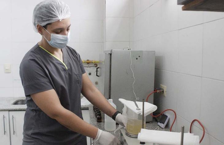 Interior del Laboratorio de Farmacotecnia del Hospital Avellaneda con equipamiento especializado