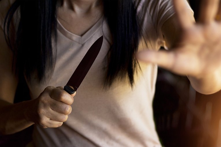 Policía en Lastenia tras detención de mujer acusada de apuñalar a su novio