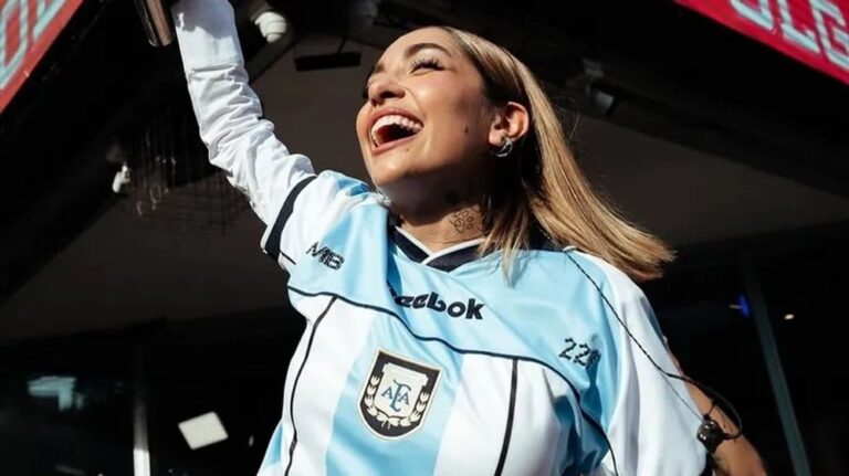 María Becerra en un escenario