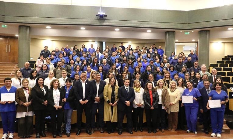 Entrega de diplomas a agentes sociosanitarios en el anfiteatro de la Facultad de Derecho de Tucumán