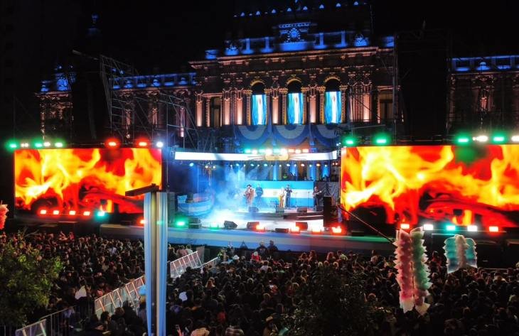 Multitud en Plaza Independencia durante la Fiesta Patria previa al 9 de julio