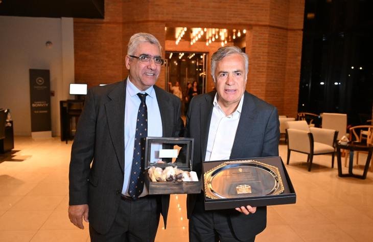 Gobernadores en el aeropuerto de Tucumán recibiendo obsequios institucionales