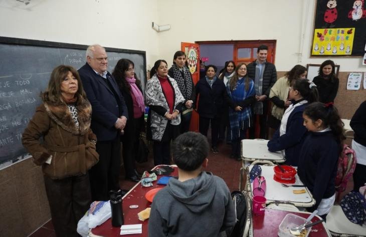 Ministros Masso y Montaldo en la escuela Periodismo Argentino supervisando la prestación alimentaria