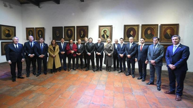 Presidente Javier Milei junto a 11 gobernadores en la Casa Histórica de Tucumán