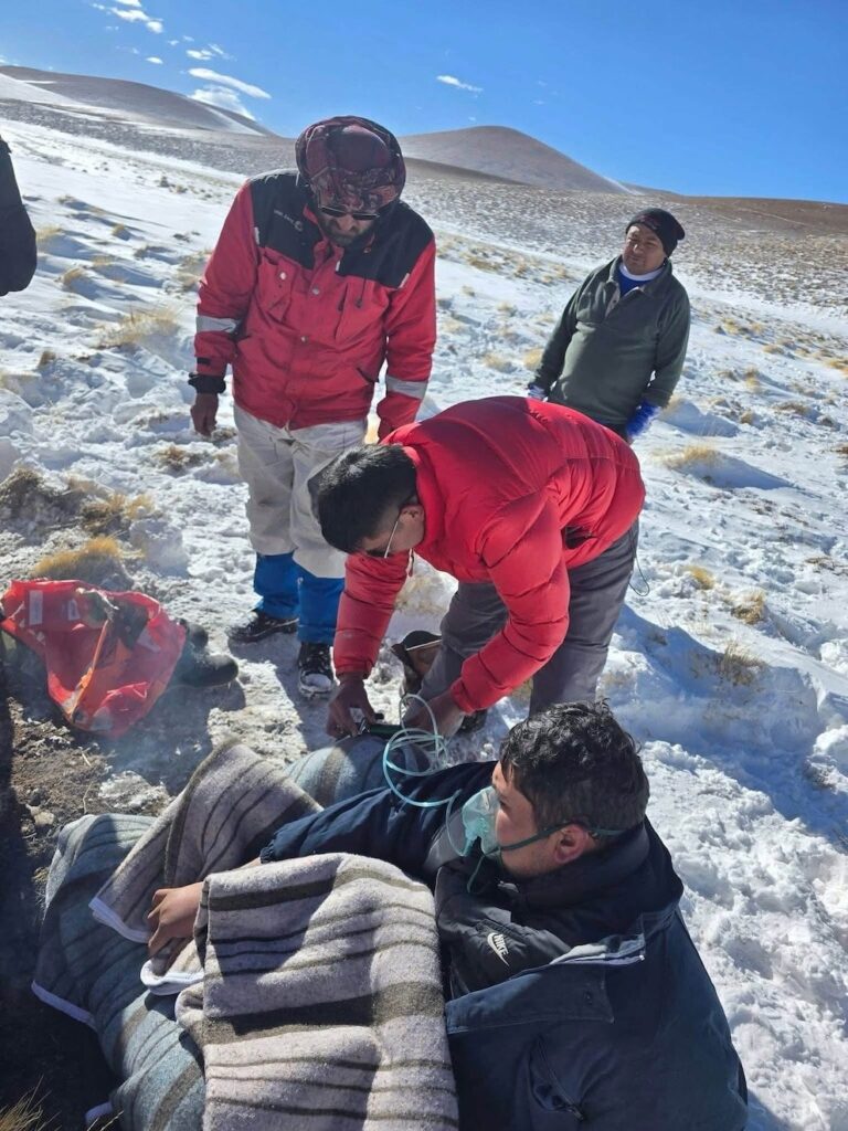 Rescatistas trabajando en la nieve en el Salar del Hombre Muerto, Catamarca