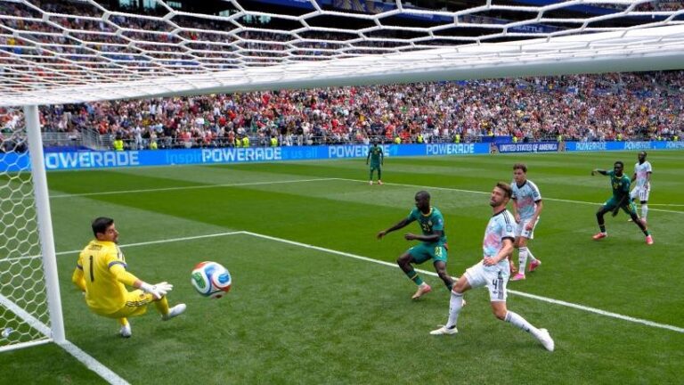 Balón oficial del Mundial 2026 sobre el césped de un estadio
