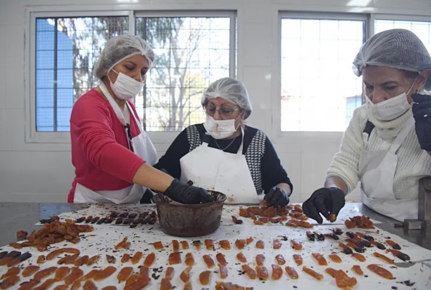 Frascos de mermelada y botellas de licor artesanal elaborados con naranjas agrias de Tucumán