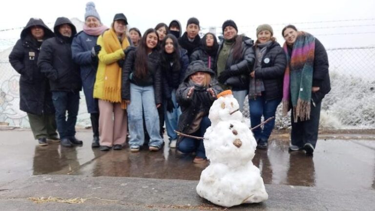 Nevada en Tafí del Valle con manto blanco y alumnos en la Escuela Agrotécnica