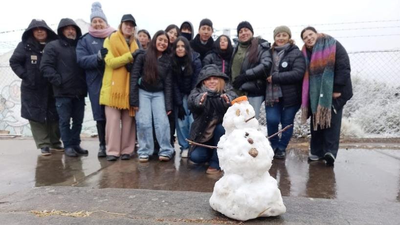 Nevada en Tafí del Valle con manto blanco y alumnos en la Escuela Agrotécnica