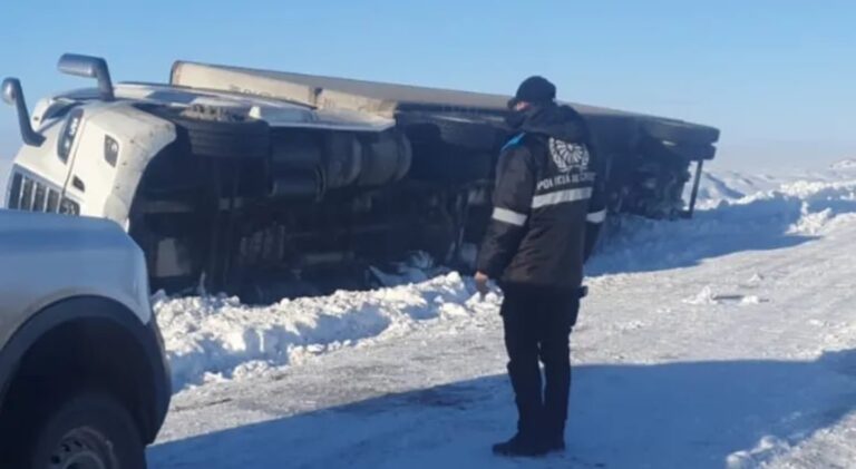 Motoniveladora en la Ruta Nacional 260 en Chubut