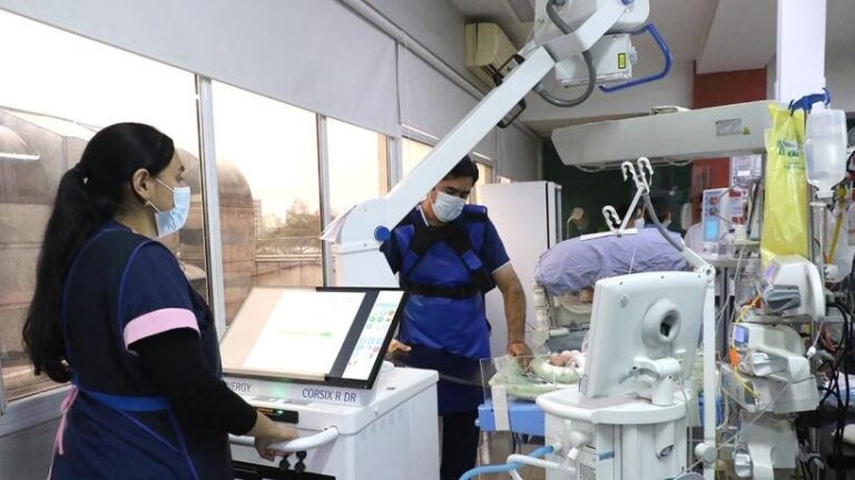 Equipo médico en quirófano de la Maternidad de Tucumán durante cirugía neonatal