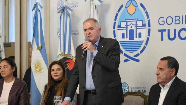 Gobernador Osvaldo Jaldo en conferencia de prensa