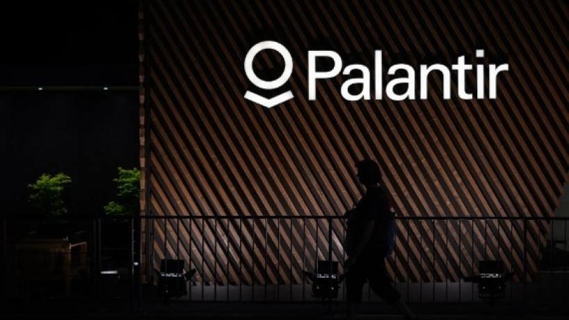 Logo de Palantir en fondo oscuro