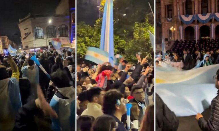 Multitud de hinchas argentinos con banderas celestes y blancas en la Plaza Independencia de Tucumán durante los festejos por la clasificación al Mundial 2026