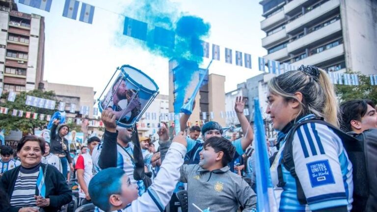 Plaza Temática en San Miguel de Tucumán decorada con colores albicelestes para la final del Mundial 2026