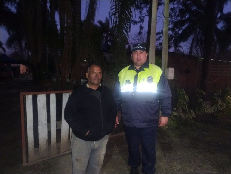 Policía entregando un iPhone 17 Pro a sus propietarios en Los Bulacio
