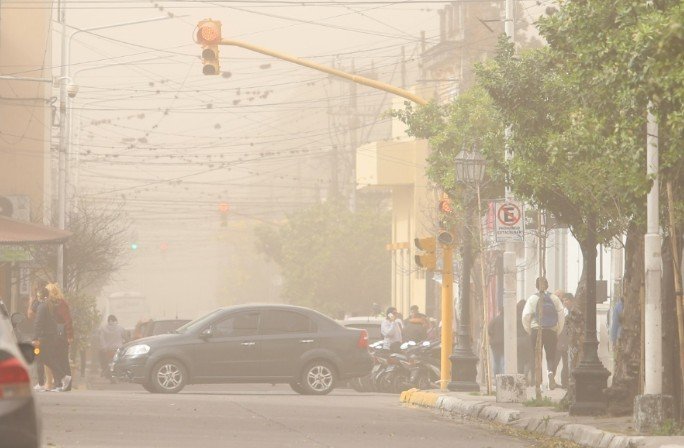 Termómetro marcando alta temperatura en San Miguel de Tucumán durante viento zonda