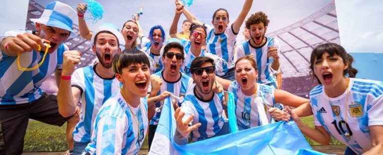 Camisetas de la selección argentina exhibidas en una tienda deportiva de Tucumán
