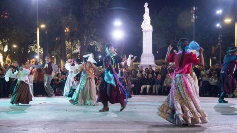 Presentación de academias de danza folclórica en la Plaza Independencia de San Miguel de Tucumán