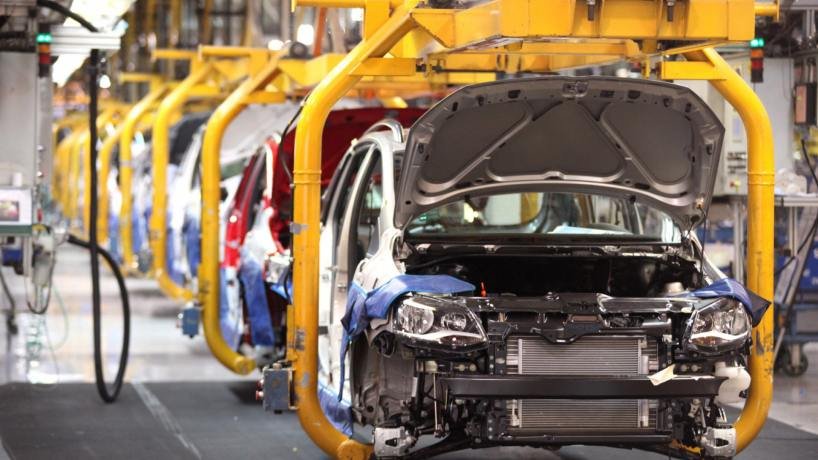 Línea de producción de automóviles en una fábrica argentina