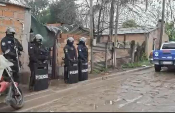 Policía durante allanamiento en El Manantial