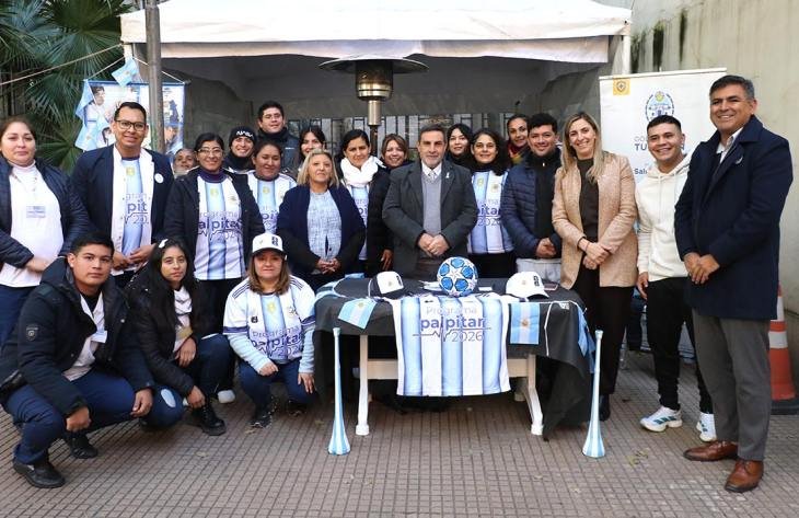 Ministro Luis Medina Ruiz en stand del programa Palpitar en explanada de Caja Popular