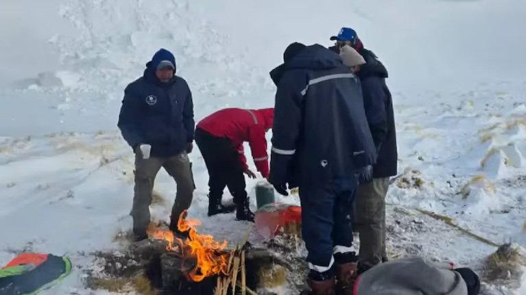 Rescatistas en zona montañosa durante operativo de rescate de mineros en Catamarca