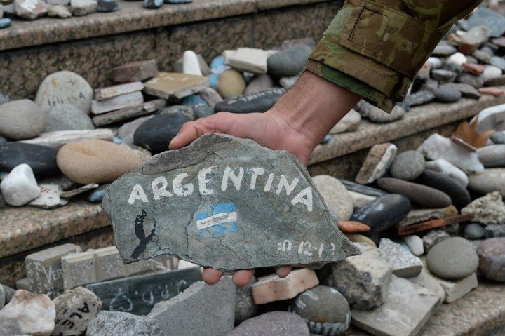 Piedras del memorial a las víctimas del COVID en Plaza de Mayo