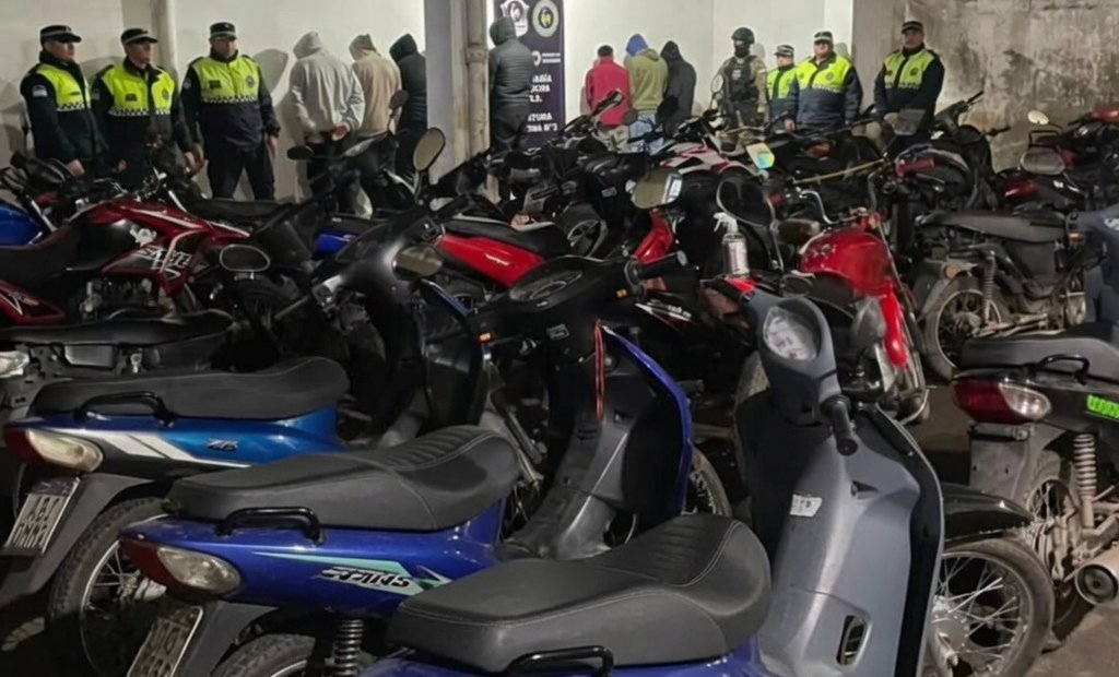 Agentes de la Policía de Tucumán revisan motocicletas durante un operativo de seguridad vial en Juan Bautista Alberdi