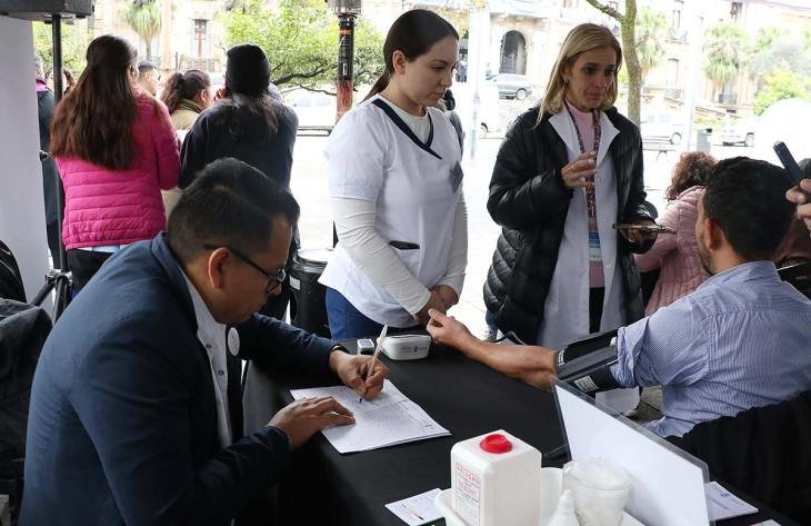 Carpa sanitaria en Plaza Independencia de Tucumán con controles preventivos y vacunación