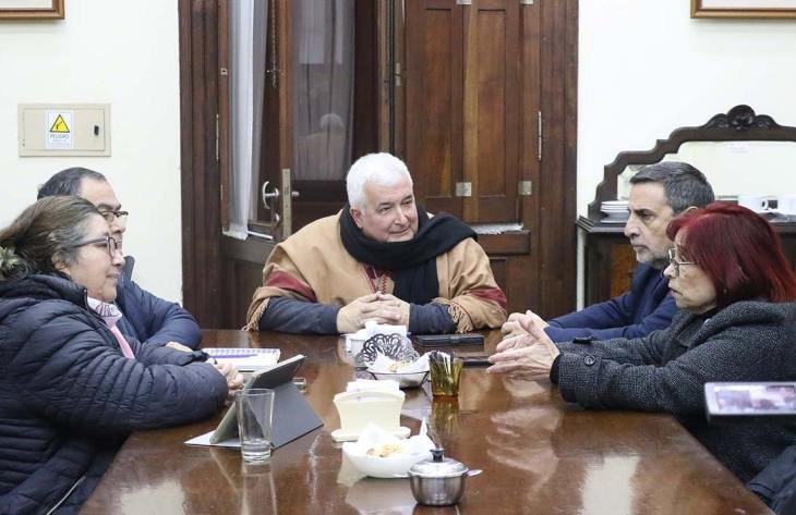 Reunión entre el ministro de Salud Pública, Luis Medina Ruiz, y el arzobispo de Tucumán, Carlos Alberto Sánchez, para coordinar la formación de voluntarios en cuidados paliativos