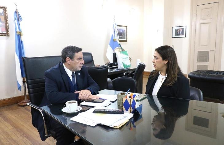 Reunión entre el ministro Luis Medina Ruiz y la directora Alejandra Vargas en el Hospital Néstor Kirchner
