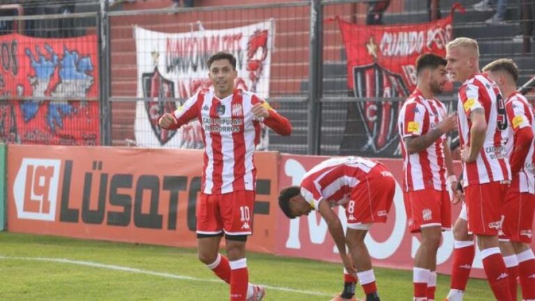 Jugadores de San Martín de Tucumán celebrando un gol en el estadio Presbítero Bartolomé Grella