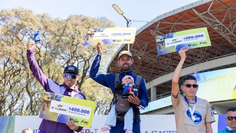 Atletas corriendo en la media maratón SMT Corre en San Miguel de Tucumán