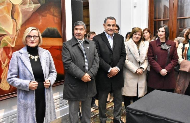 Inauguración de la muestra Resurgimiento con autoridades provinciales y municipales