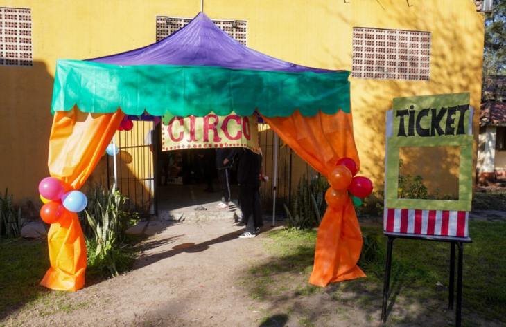 Niños y autoridades en el 5° Encuentro de Hermanos con temática circense en la CoTaPro