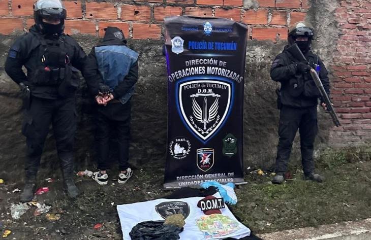 Efectivos policiales durante un operativo de control en avenida Democracia y vías férreas