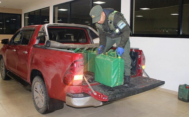 Fotografía de la camioneta Toyota Hilux utilizada para transportar los 470 kilos de cocaína secuestrada en Tucumán