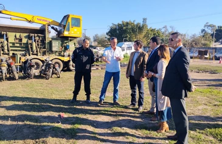Ministros recorren predio de compactación de vehículos en Tucumán