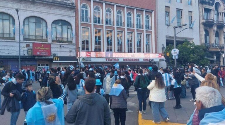 Plaza Independencia de Tucumán con vallas y efectivos policiales