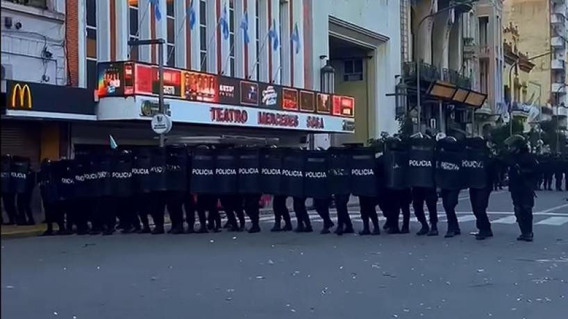 Policía de Tucumán en Plaza Independencia durante disturbios