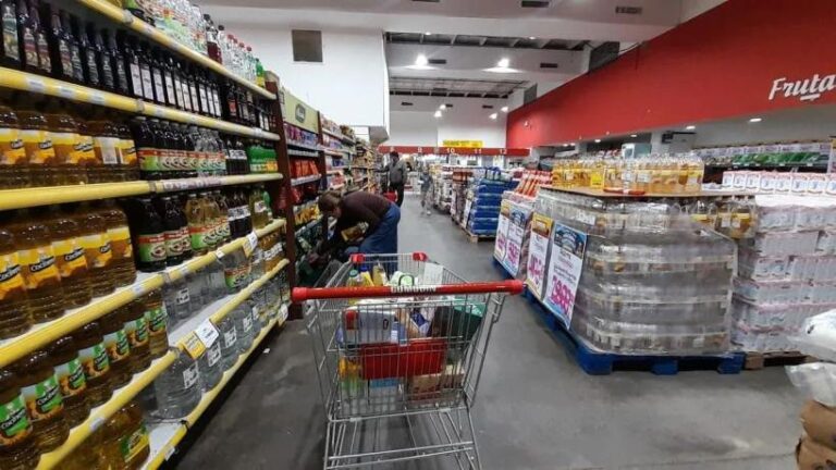 Fachada de un supermercado en Tucumán con cartel de horario especial por la final del Mundial